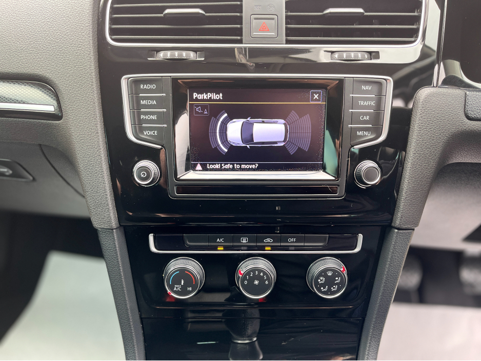 2013 Volkswagen Golf - image 12