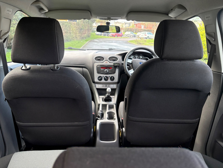 2010 Ford Focus - image 10