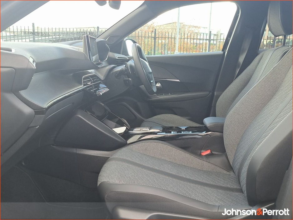 2025 Peugeot 2008 - image 3