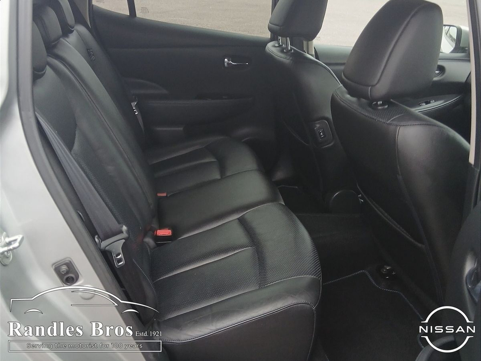 2016 Nissan Leaf - image 14