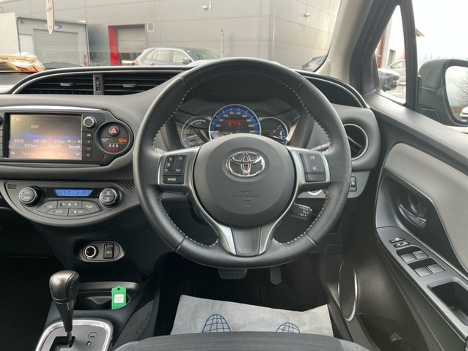 2016 Toyota Yaris - image 9