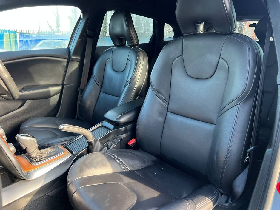 2017 Volvo V40 - image 6