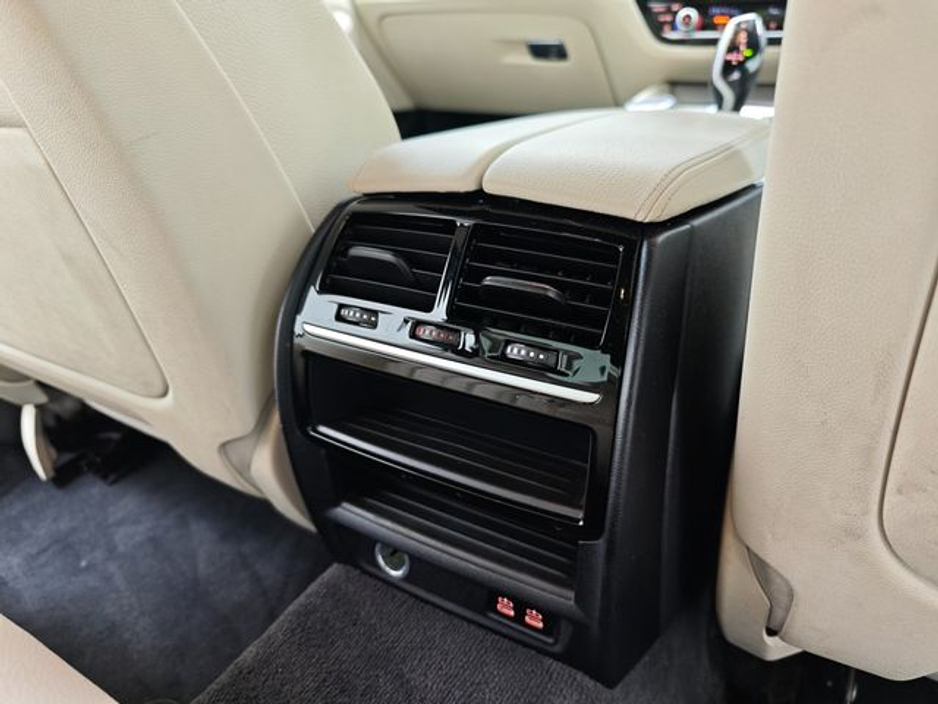 2019 BMW 5 Series - image 20