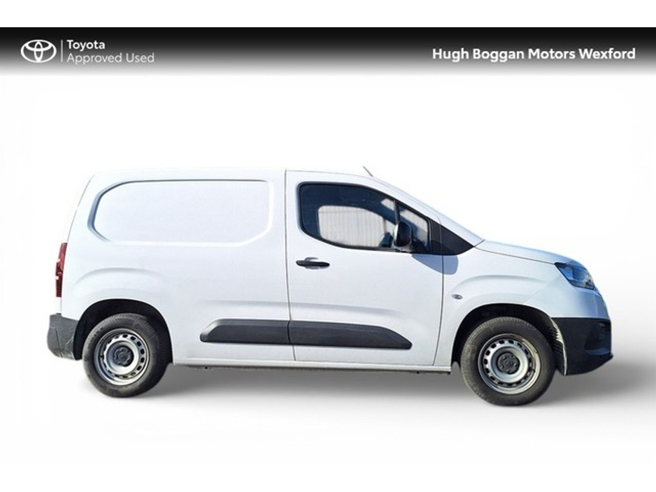 2024 Toyota Proace City - image 3