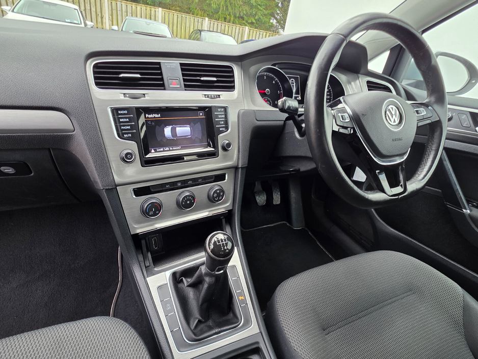 2015 Volkswagen Golf - image 14