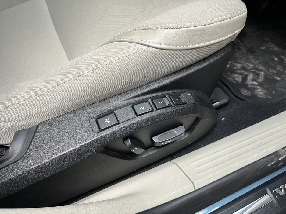 2015 Volvo V40 - image 12