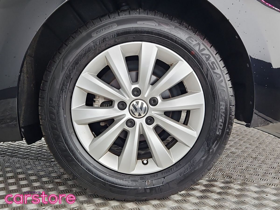 2017 Volkswagen Beetle - image 14