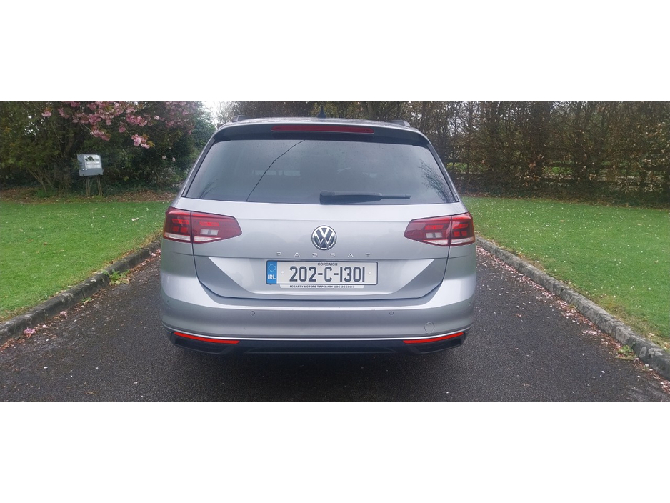 2020 Volkswagen Passat - image 5