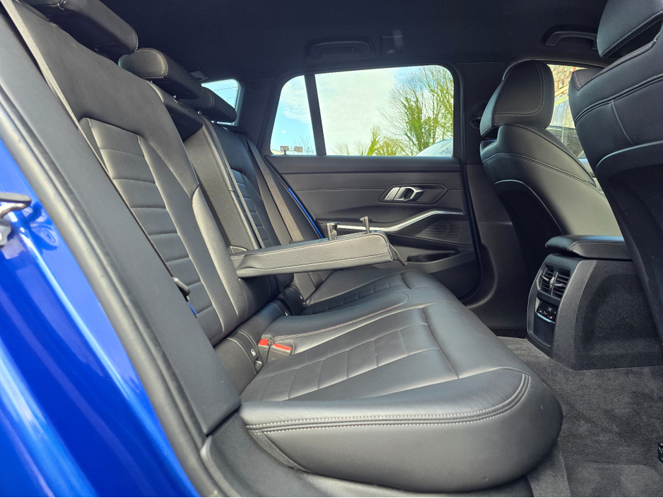 2022 BMW 3 Series - image 18