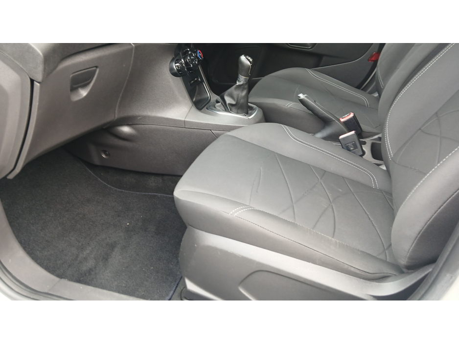 2015 Ford Fiesta - image 10