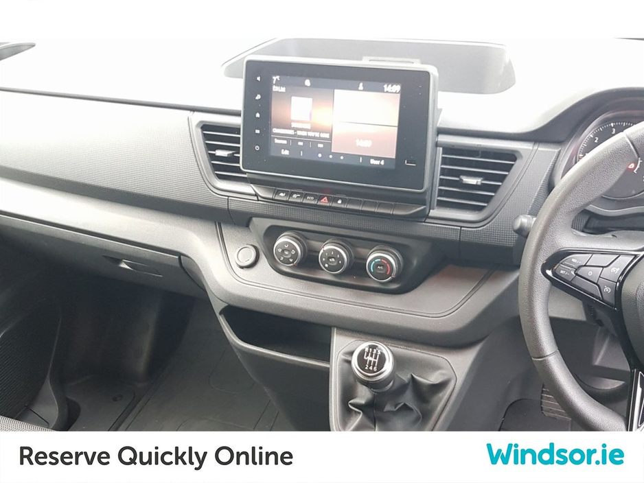 2023 Renault Trafic - image 3