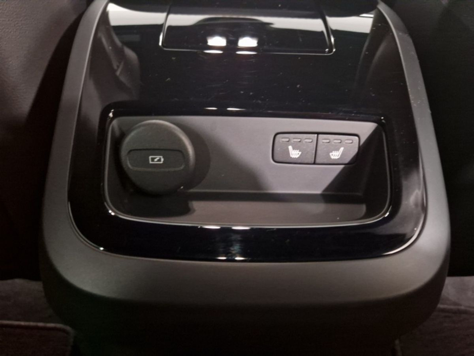 2024 Volvo V60 - image 18