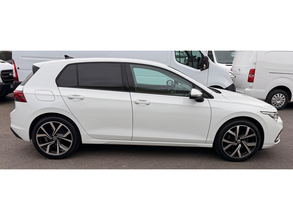 2021 Volkswagen Golf - image 3