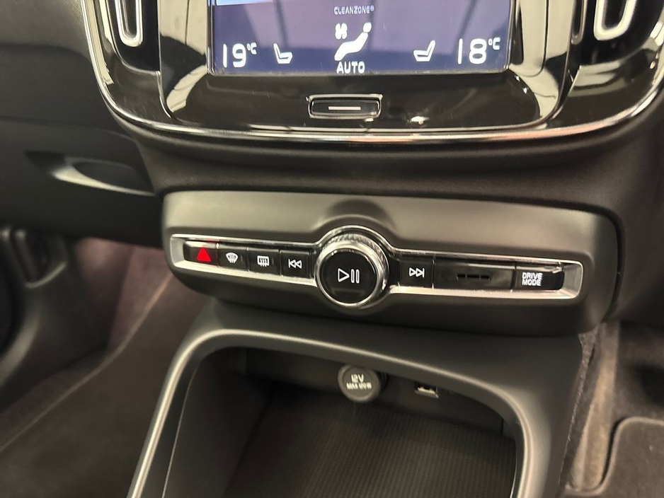 2022 Volvo XC40 - image 17