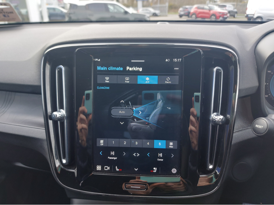 2024 Volvo XC40 - image 22