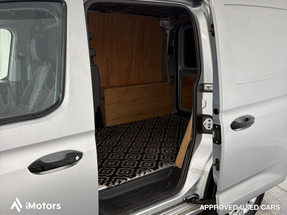 2022 Volkswagen Caddy - image 13