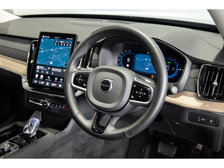 2025 Volvo XC90 T8 PHEV 455hp Plus (Dark Theme) €78,950