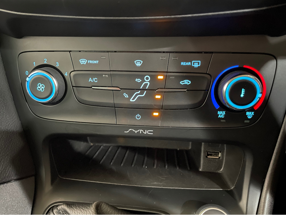 2016 Ford Focus - image 22