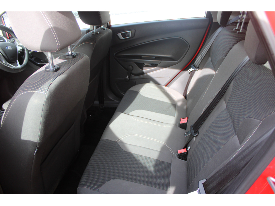 2016 Ford Fiesta - image 8