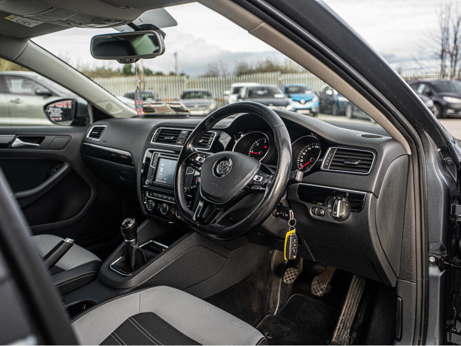 2017 Volkswagen Jetta - image 9