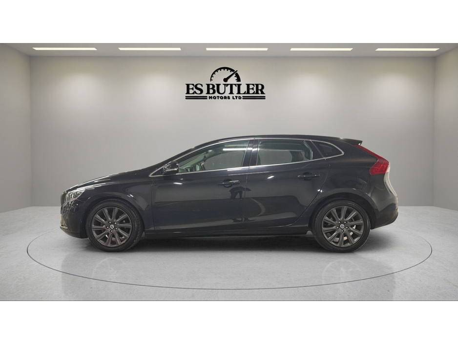 2014 Volvo V40 - image 2
