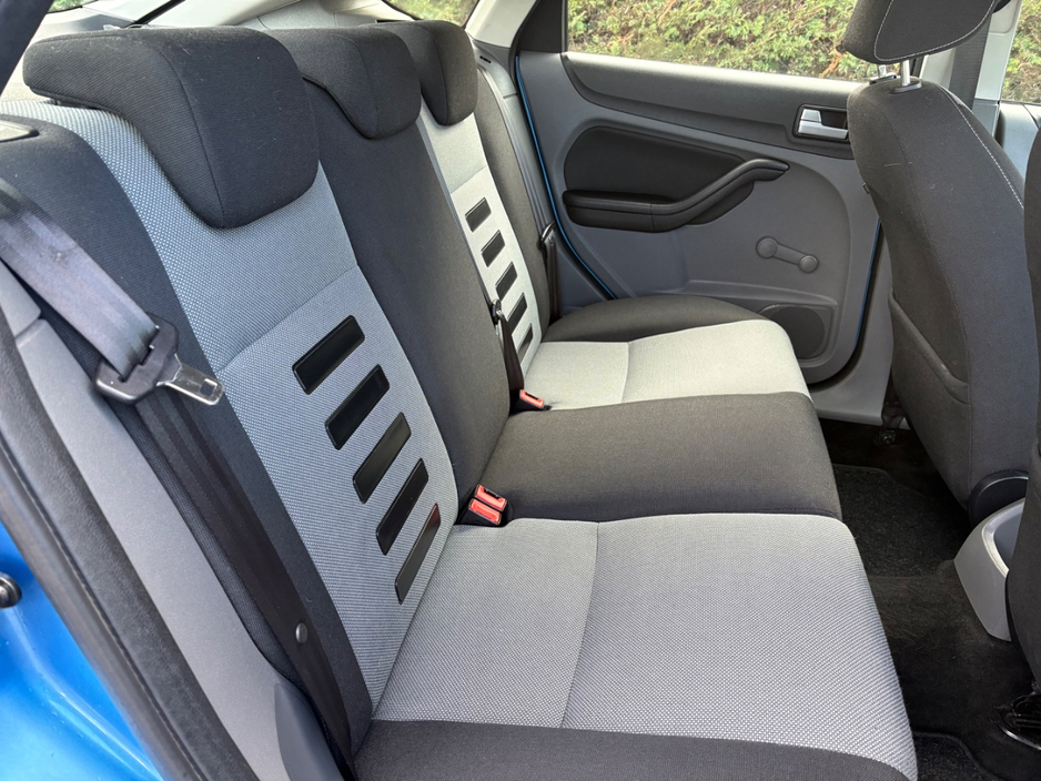 2010 Ford Focus - image 11