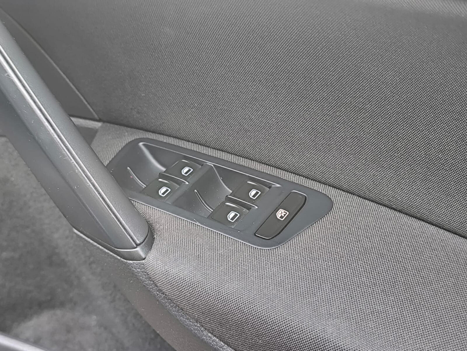 2014 Volkswagen Golf - image 23