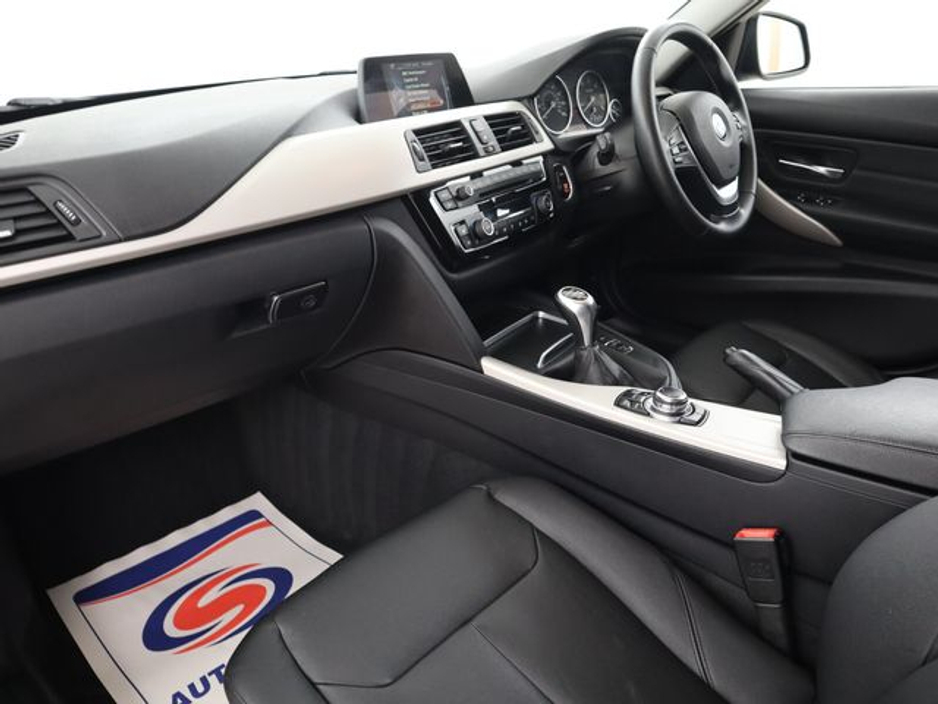 2016 BMW 3 Series - image 17