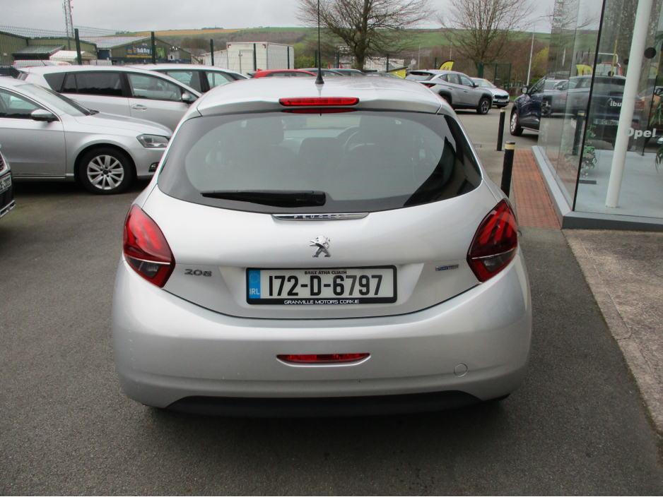 2017 Peugeot 208 - image 6