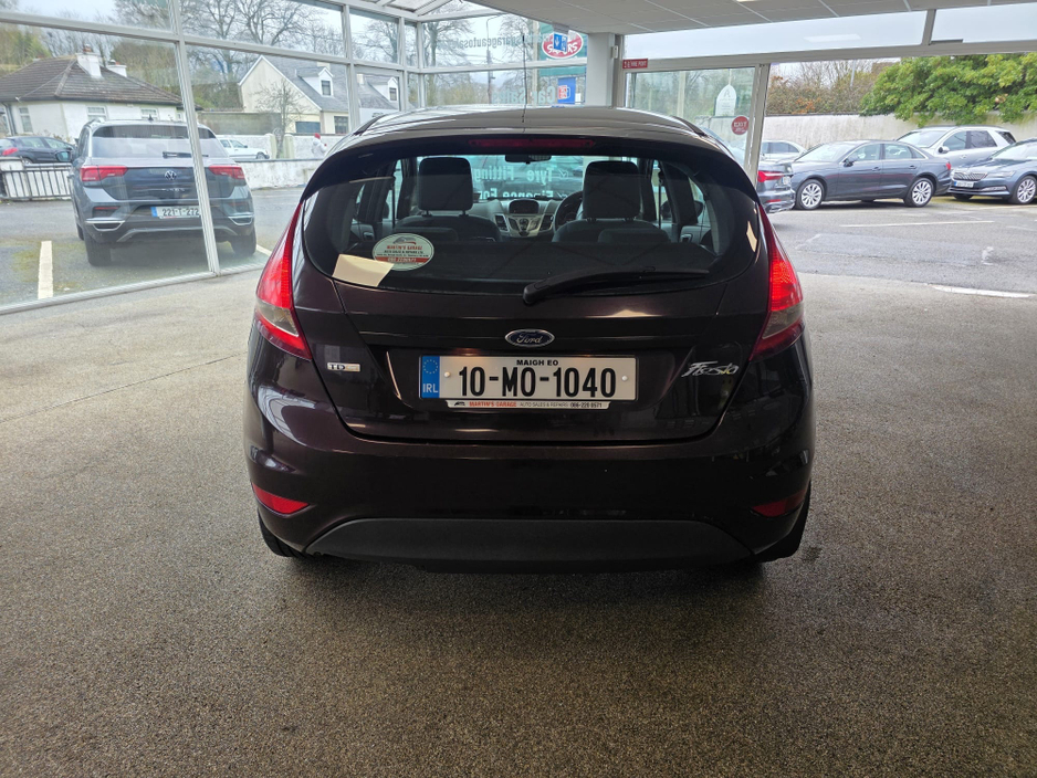2010 Ford Fiesta - image 8