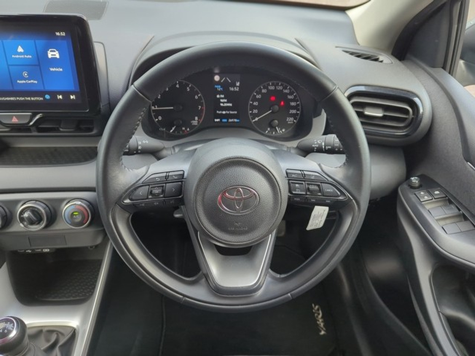 2025 Toyota Yaris - image 9