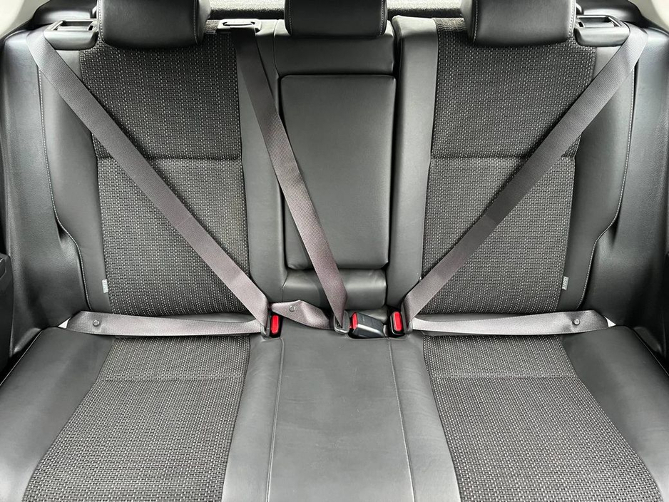 2016 Toyota Auris - image 11