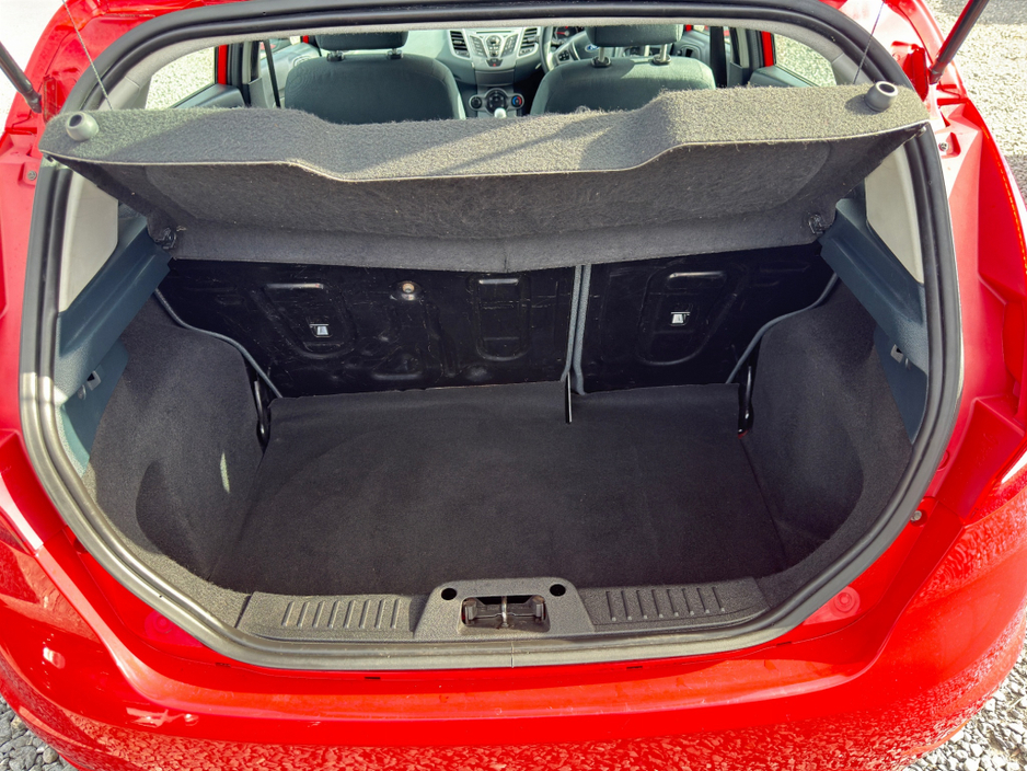 2010 Ford Fiesta - image 12