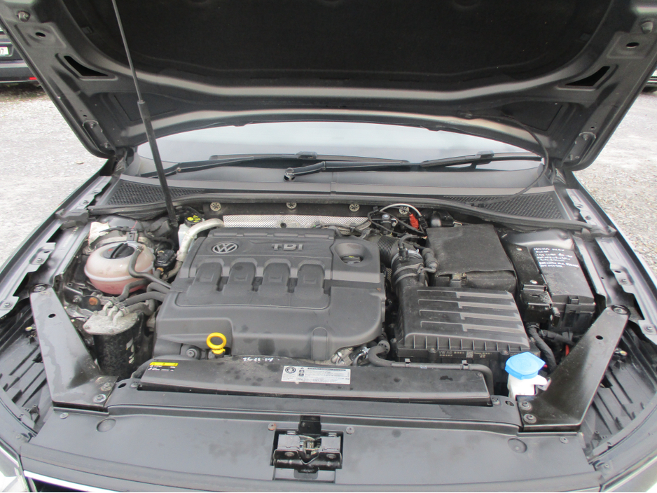 2016 Volkswagen Passat - image 8