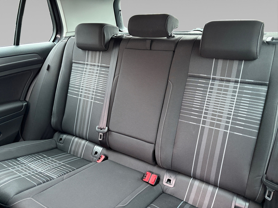 2015 Volkswagen Golf - image 14