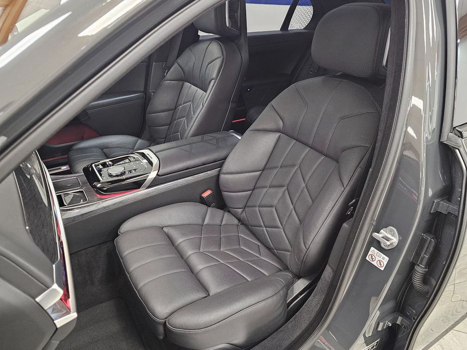2023 BMW 7 Series - image 17