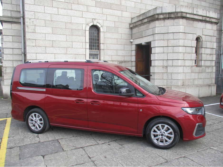2023 Ford Tourneo Connect - image 2