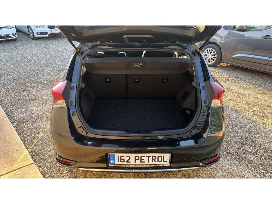 2016 Toyota Auris - image 10