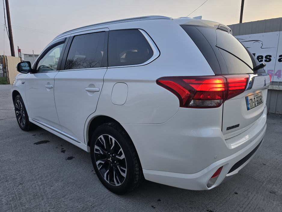 2017 Mitsubishi Outlander - image 2