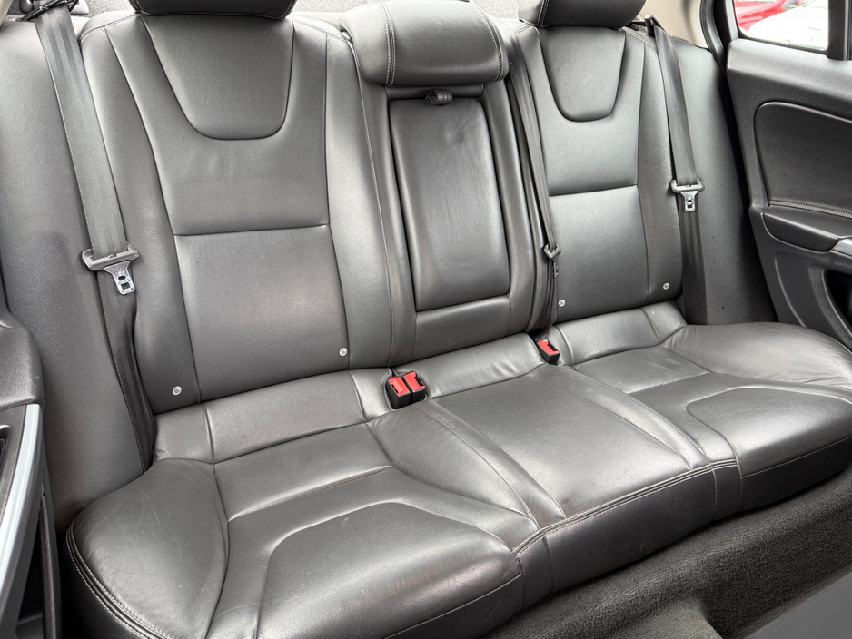 2015 Volvo S60 - image 22