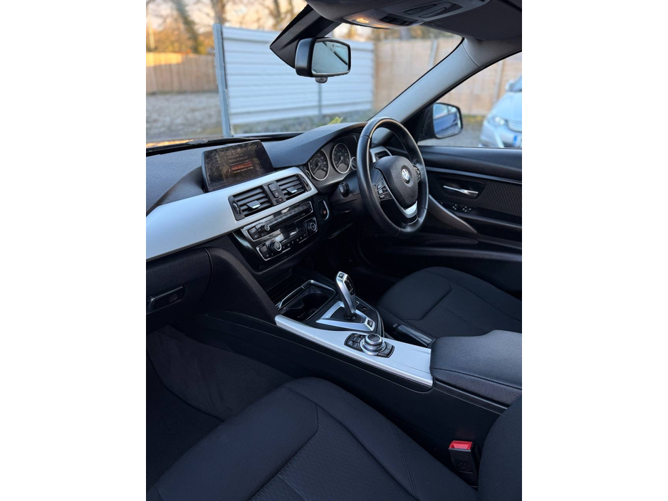 2017 BMW 3 Series - image 39