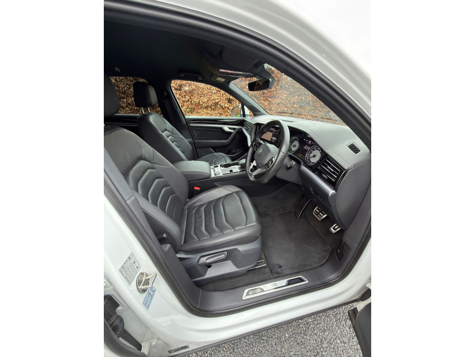 2023 Volkswagen Touareg - image 10