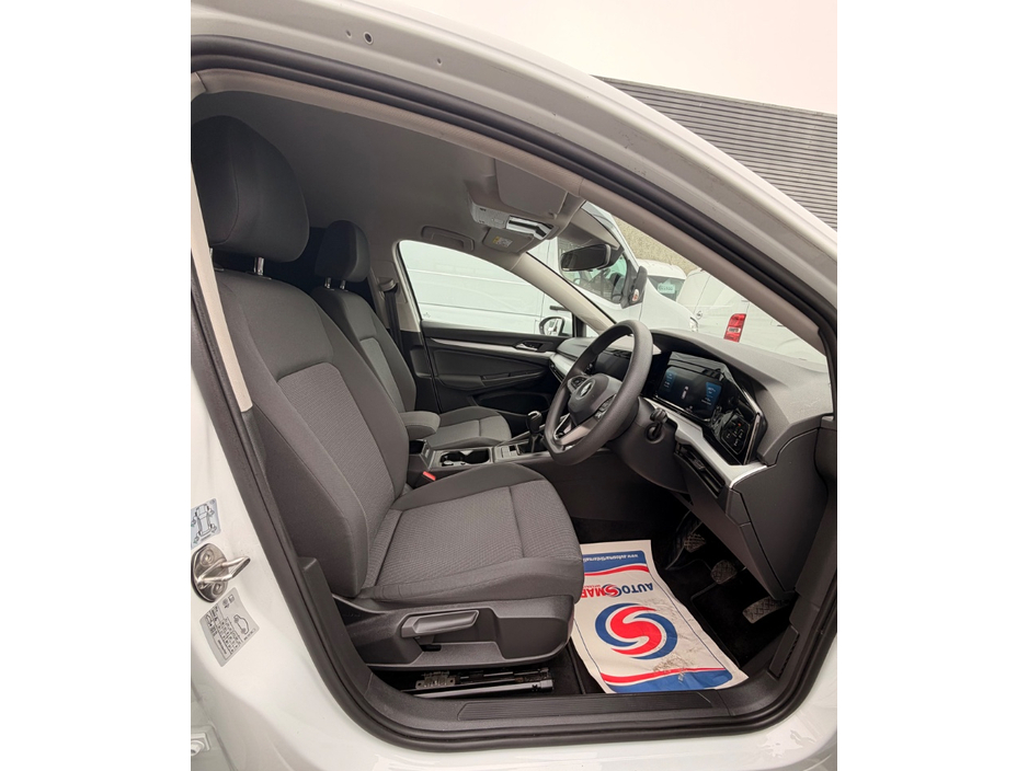 2021 Volkswagen Golf - image 4