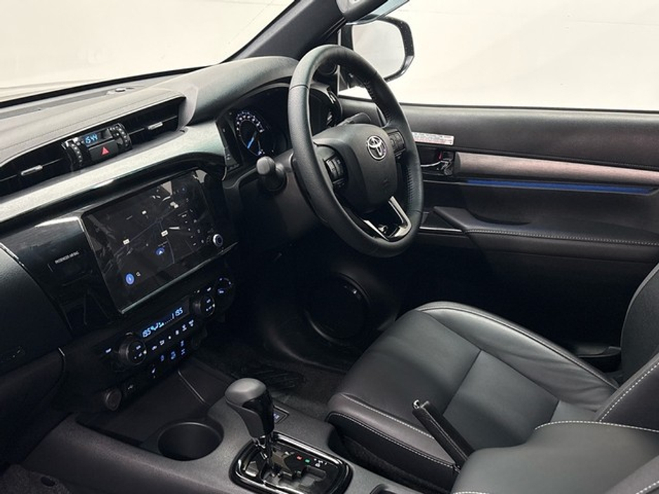 2026 Toyota Hilux Hilux 2.8 MHEV Invincible €49,972