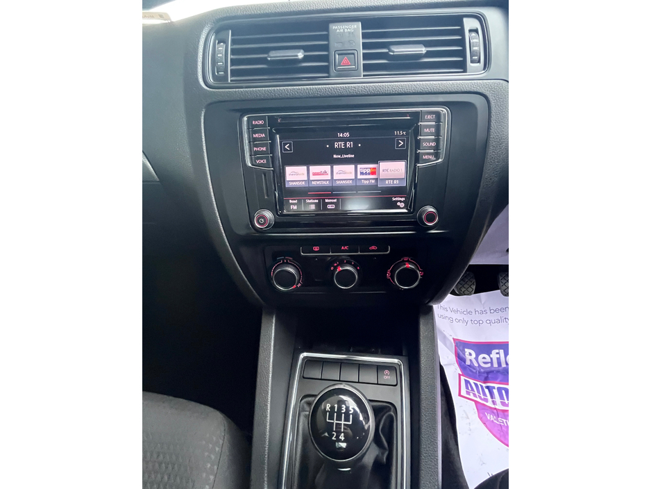 2017 Volkswagen Jetta - image 9