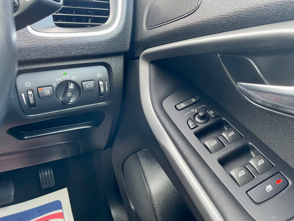 2015 Volvo V40 - image 35