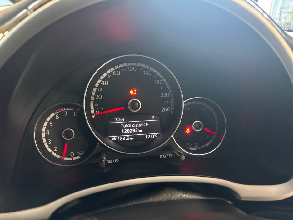 2013 Volkswagen Beetle - image 12