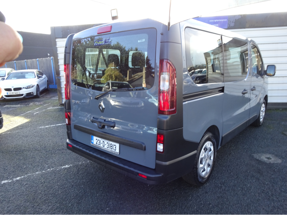 2023 Renault Trafic - image 7