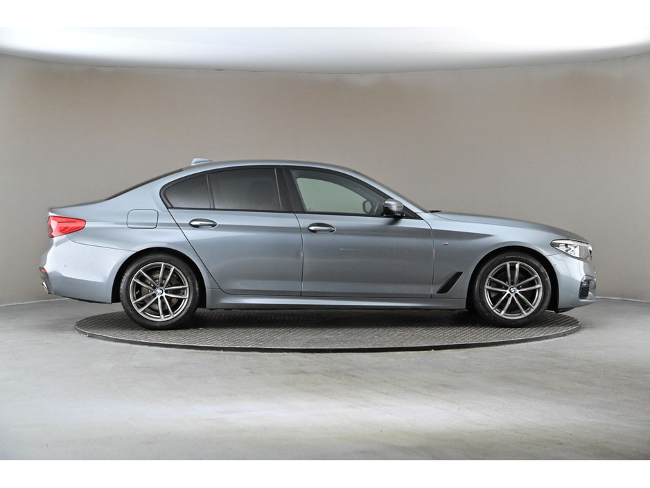 2018 BMW 5 Series - image 12