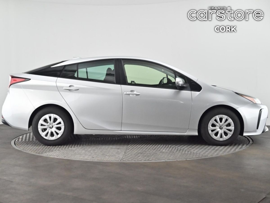 2019 Toyota Prius - image 2